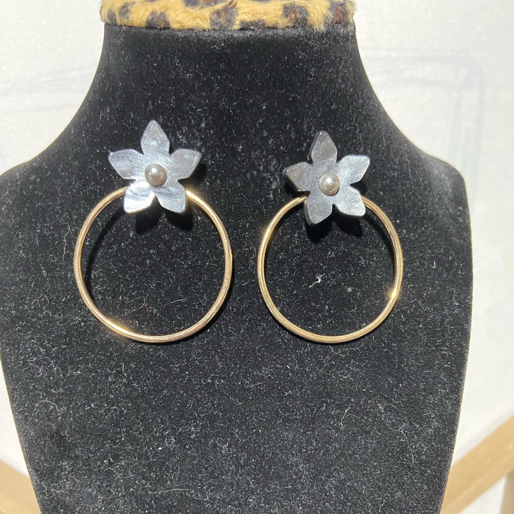 Sugarfix Faux Mother of Pearl Flower Hoop Earrings Gray Gold Tone
